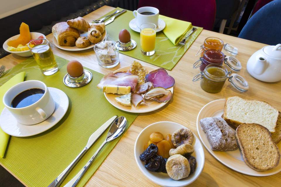 table de petit déjeuner